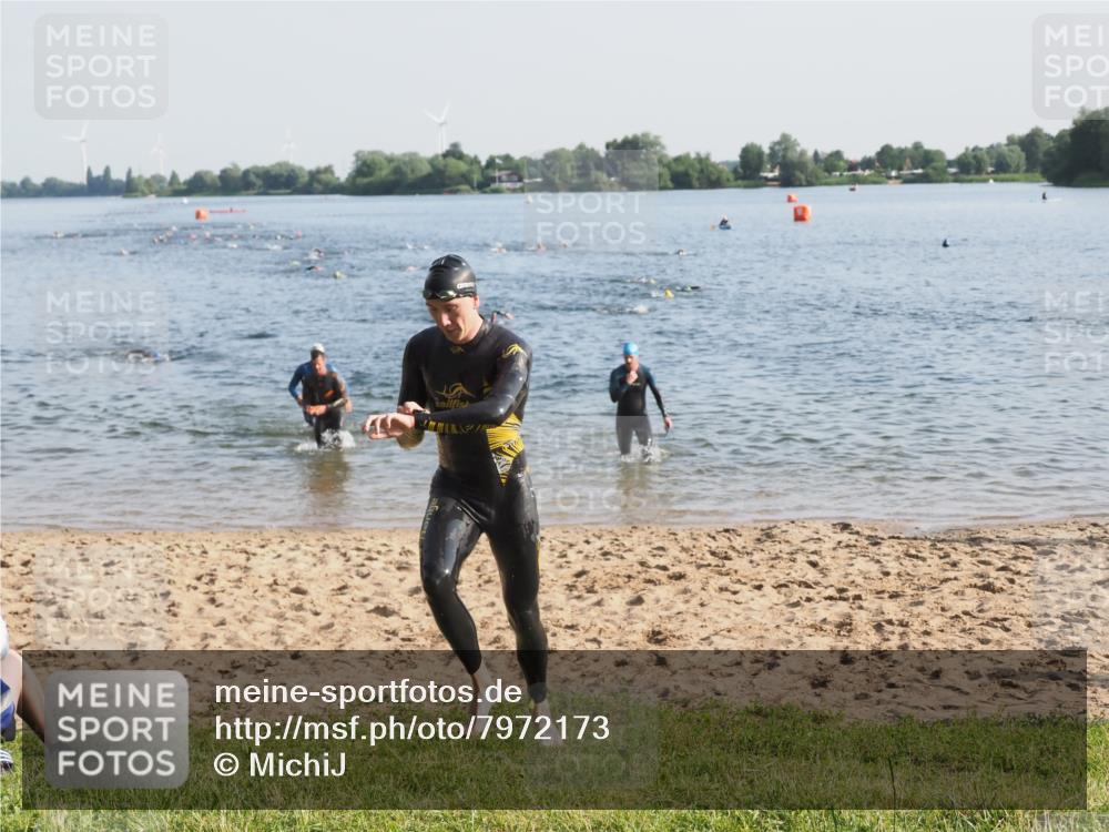 21.06.2025 - 27. Vierlanden-Triathlon MichiJ http://msf.ph/oto/7972173 15.06.2026 08:32:56 Schwimmen 8, 41, 60, 87, 185, 234 meine-sportfotos.de