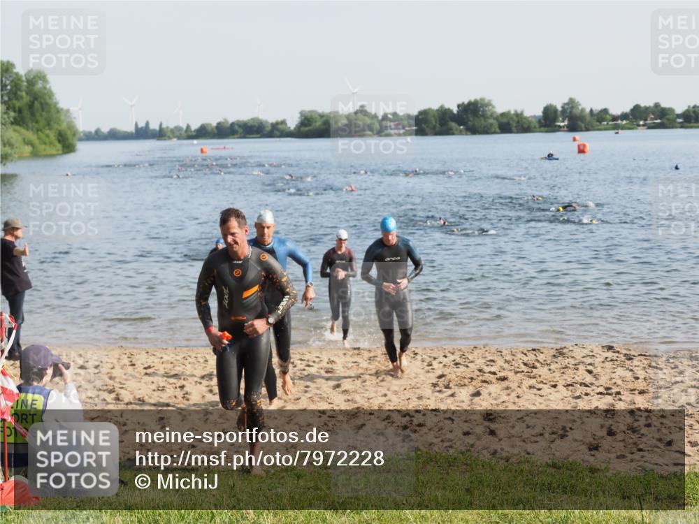 21.06.2025 - 27. Vierlanden-Triathlon MichiJ http://msf.ph/oto/7972228 15.06.2026 08:33:03 Schwimmen 8, 15, 36, 185, 234 meine-sportfotos.de