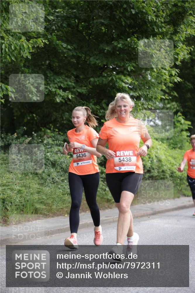 15.06.2025 - REWE Women's Run Jannik Wohlers http://msf.ph/oto/7972311 15.06.2025 10:06:55 Laufen 5436, 5438 meine-sportfotos.de