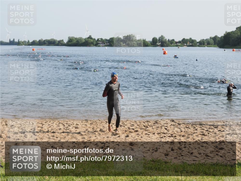 21.06.2025 - 27. Vierlanden-Triathlon MichiJ http://msf.ph/oto/7972313 15.06.2026 08:33:15 Schwimmen 15, 61 meine-sportfotos.de