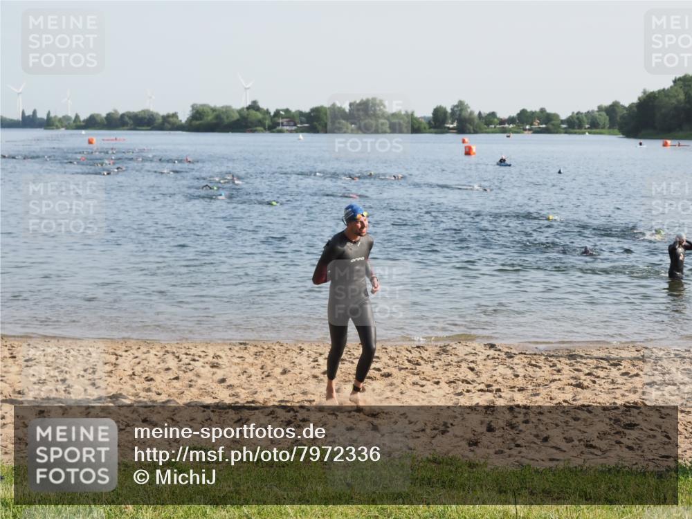 21.06.2025 - 27. Vierlanden-Triathlon MichiJ http://msf.ph/oto/7972336 15.06.2026 08:33:16 Schwimmen 61 meine-sportfotos.de