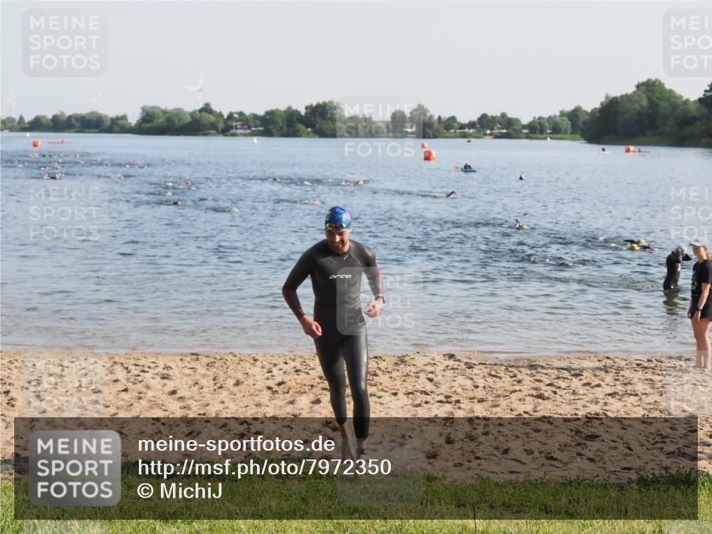 21.06.2025 - 27. Vierlanden-Triathlon MichiJ http://msf.ph/oto/7972350 15.06.2026 08:33:17 Schwimmen 61 meine-sportfotos.de