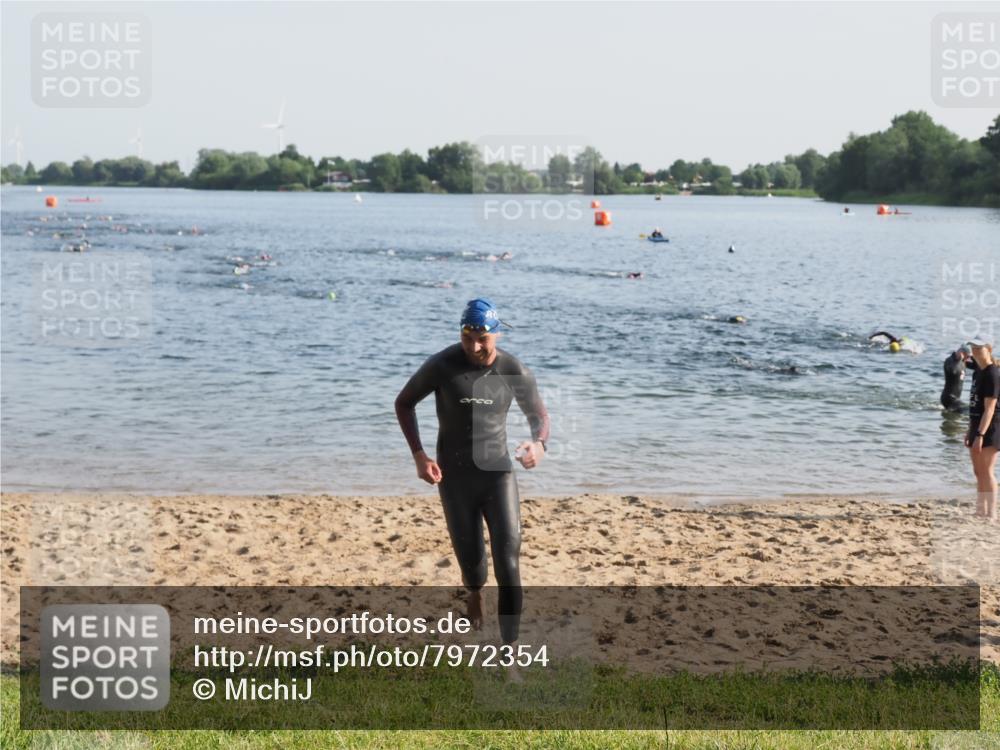 21.06.2025 - 27. Vierlanden-Triathlon MichiJ http://msf.ph/oto/7972354 15.06.2026 08:33:17 Schwimmen 61 meine-sportfotos.de