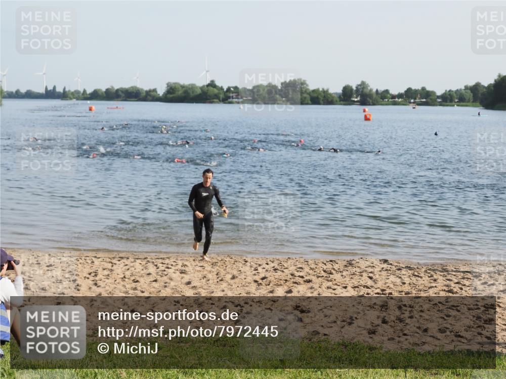 21.06.2025 - 27. Vierlanden-Triathlon MichiJ http://msf.ph/oto/7972445 15.06.2026 08:34:22 Schwimmen 20 meine-sportfotos.de