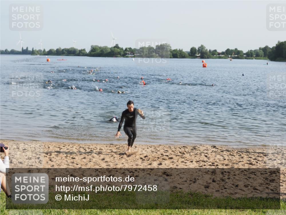 21.06.2025 - 27. Vierlanden-Triathlon MichiJ http://msf.ph/oto/7972458 15.06.2026 08:34:22 Schwimmen 20 meine-sportfotos.de
