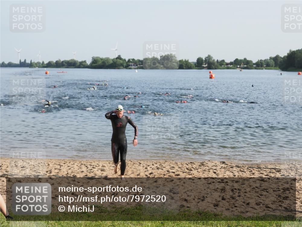 21.06.2025 - 27. Vierlanden-Triathlon MichiJ http://msf.ph/oto/7972520 15.06.2026 08:34:31 Schwimmen 20, 88 meine-sportfotos.de