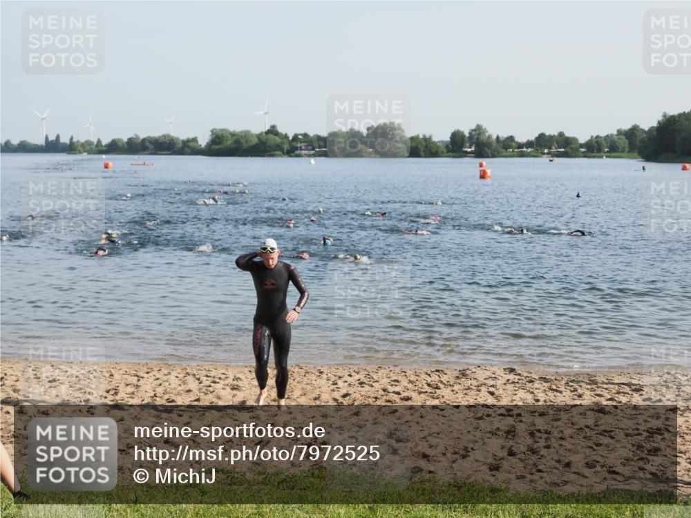 21.06.2025 - 27. Vierlanden-Triathlon MichiJ http://msf.ph/oto/7972525 15.06.2026 08:34:31 Schwimmen 20, 88 meine-sportfotos.de