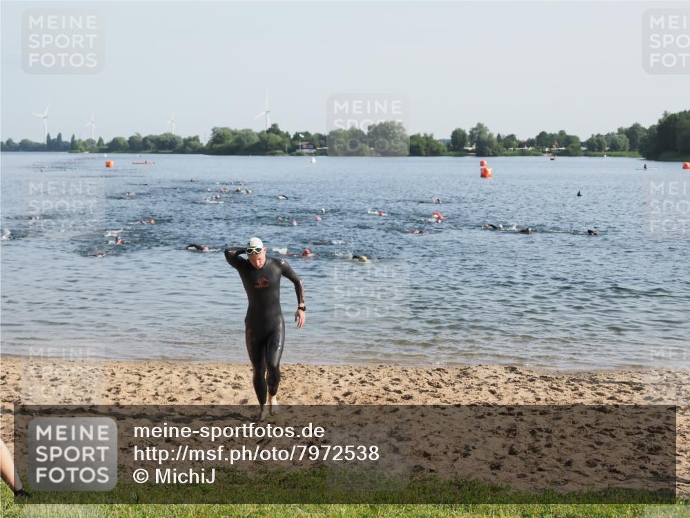 21.06.2025 - 27. Vierlanden-Triathlon MichiJ http://msf.ph/oto/7972538 15.06.2026 08:34:32 Schwimmen 20, 88 meine-sportfotos.de