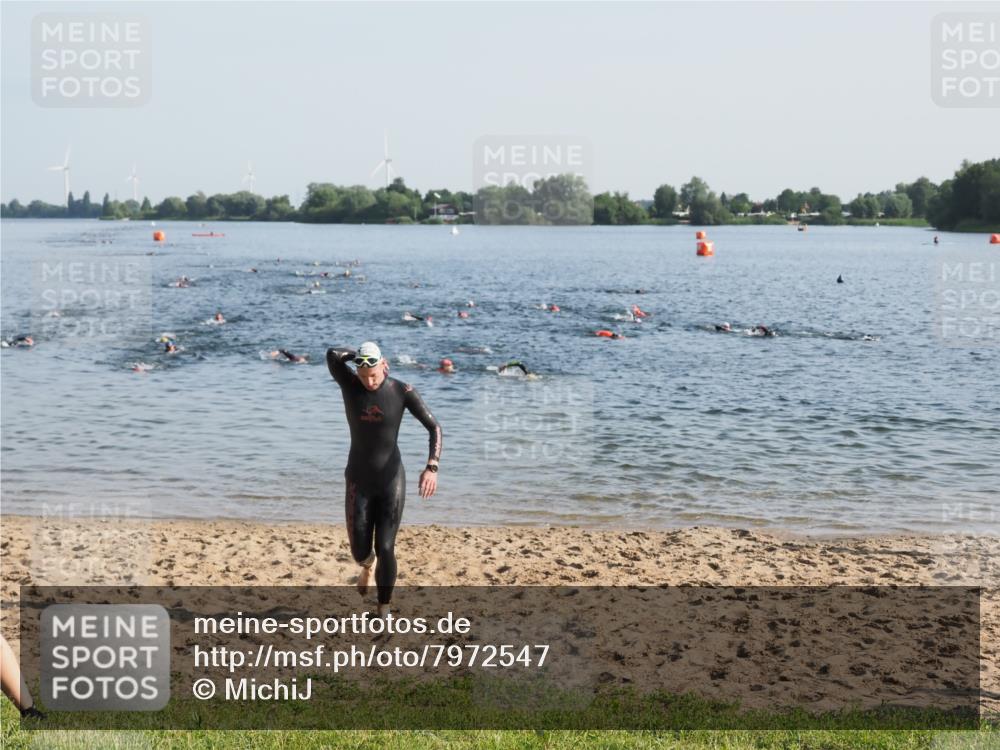 21.06.2025 - 27. Vierlanden-Triathlon MichiJ http://msf.ph/oto/7972547 15.06.2026 08:34:32 Schwimmen 20, 88 meine-sportfotos.de