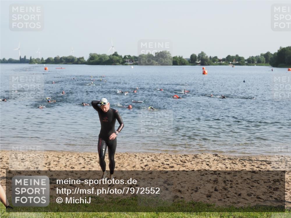 21.06.2025 - 27. Vierlanden-Triathlon MichiJ http://msf.ph/oto/7972552 15.06.2026 08:34:32 Schwimmen 20, 88 meine-sportfotos.de