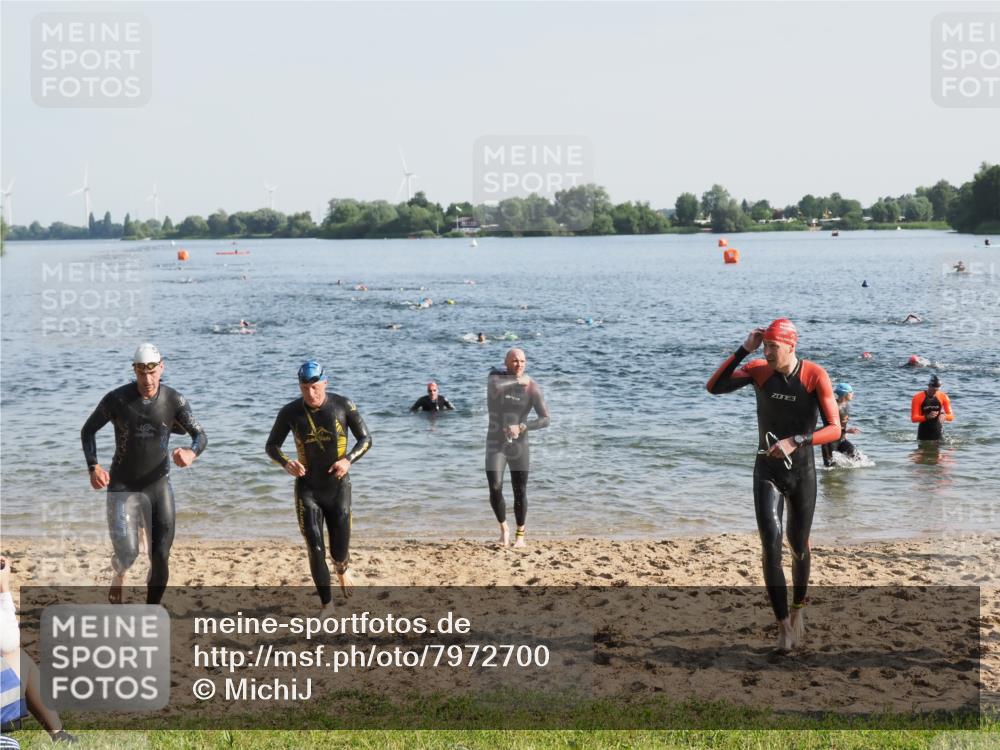 21.06.2025 - 27. Vierlanden-Triathlon MichiJ http://msf.ph/oto/7972700 15.06.2026 08:34:56 Schwimmen 43, 80, 124, 149, 159, 186 meine-sportfotos.de
