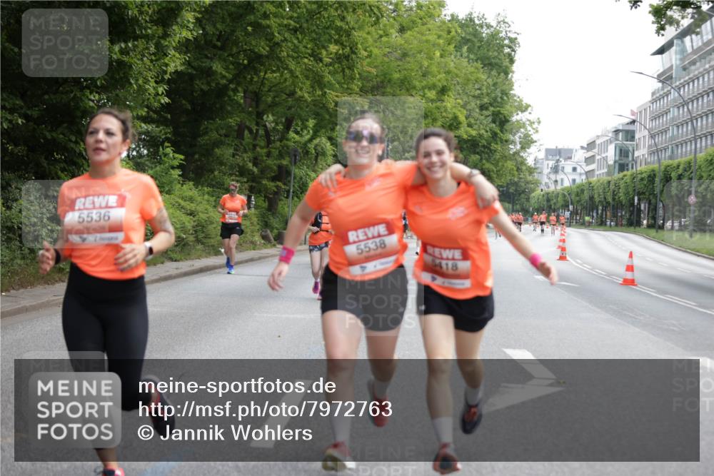 15.06.2025 - REWE Women's Run Jannik Wohlers http://msf.ph/oto/7972763 15.06.2025 10:07:27 Laufen 5536, 5538, 5418 meine-sportfotos.de