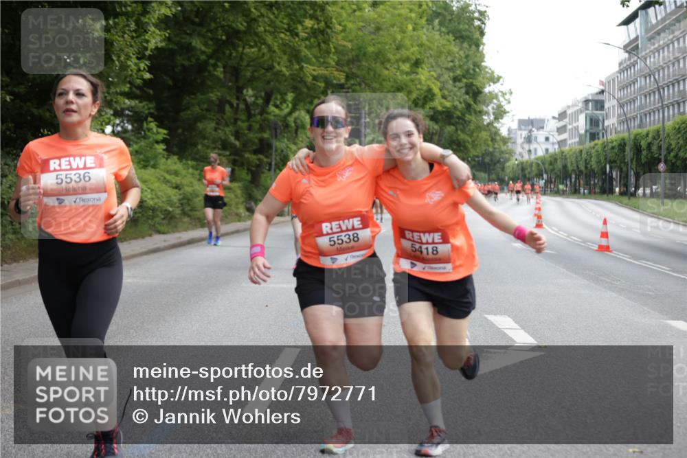 15.06.2025 - REWE Women's Run Jannik Wohlers http://msf.ph/oto/7972771 15.06.2025 10:07:28 Laufen 5536, 5538, 5418 meine-sportfotos.de