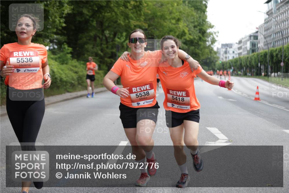15.06.2025 - REWE Women's Run Jannik Wohlers http://msf.ph/oto/7972776 15.06.2025 10:07:28 Laufen 5536, 5538, 5418 meine-sportfotos.de