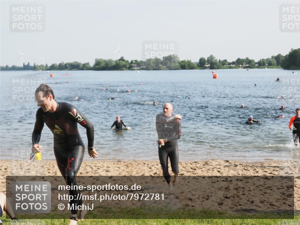 21.06.2025 - 27. Vierlanden-Triathlon MichiJ http://msf.ph/oto/7972781 15.06.2026 08:35:00 Schwimmen 12, 43, 80, 149, 159, 186 meine-sportfotos.de
