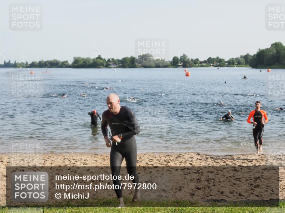 21.06.2025 - 27. Vierlanden-Triathlon MichiJ http://msf.ph/oto/7972800 15.06.2026 08:35:01 Schwimmen 12, 43, 80, 149, 159, 186 meine-sportfotos.de