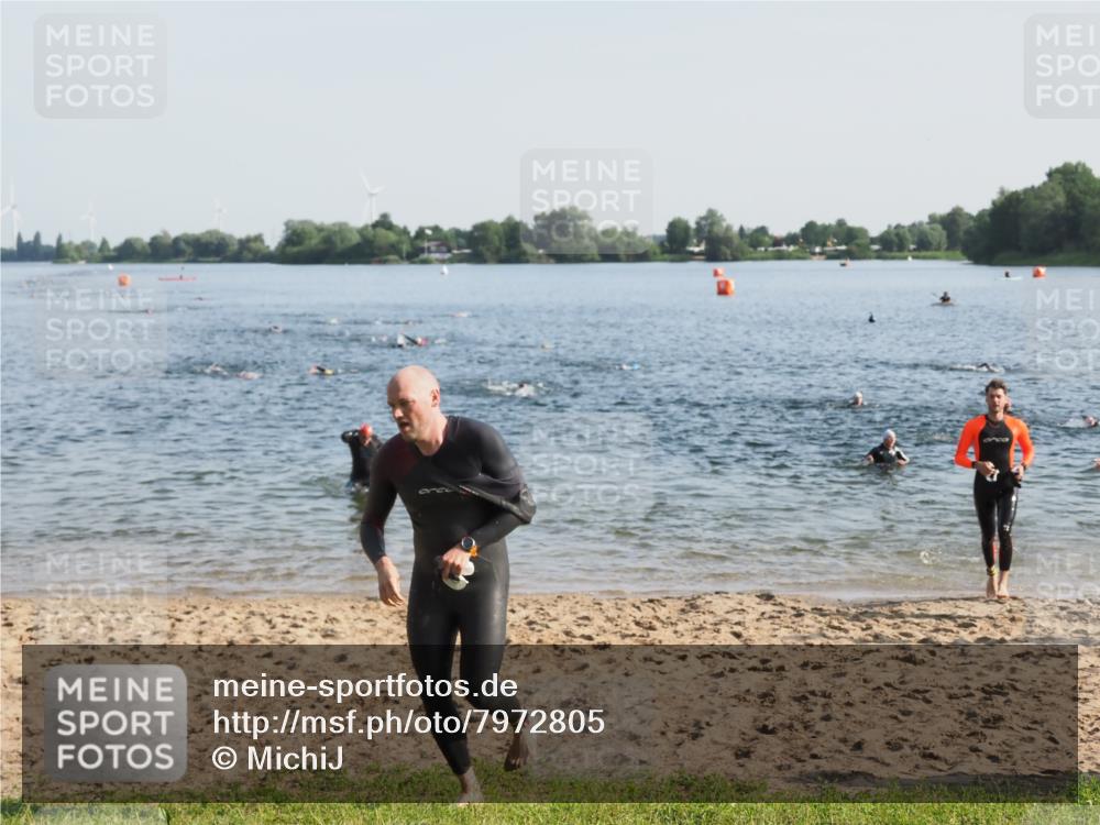 21.06.2025 - 27. Vierlanden-Triathlon MichiJ http://msf.ph/oto/7972805 15.06.2026 08:35:01 Schwimmen 12, 43, 80, 149, 159, 186 meine-sportfotos.de