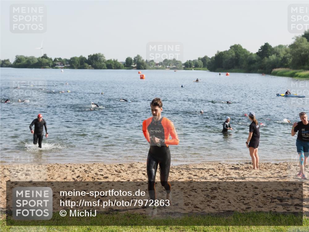 21.06.2025 - 27. Vierlanden-Triathlon MichiJ http://msf.ph/oto/7972863 15.06.2026 08:35:05 Schwimmen 12, 43, 54, 64, 80, 159, 186 meine-sportfotos.de