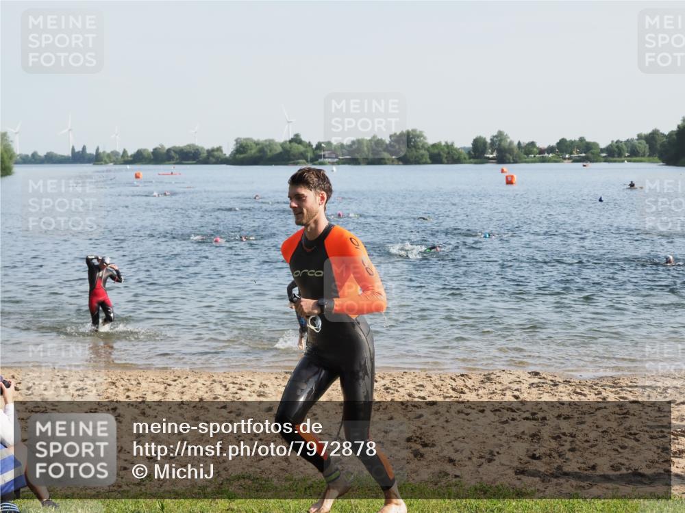 21.06.2025 - 27. Vierlanden-Triathlon MichiJ http://msf.ph/oto/7972878 15.06.2026 08:35:06 Schwimmen 12, 43, 54, 64, 80, 159 meine-sportfotos.de