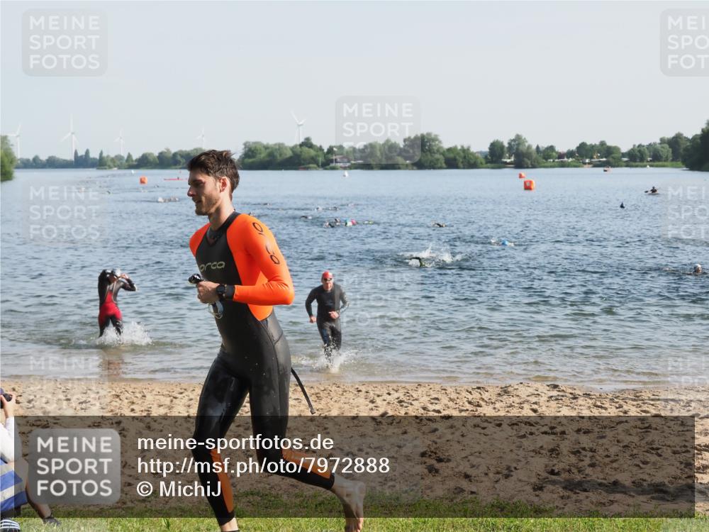 21.06.2025 - 27. Vierlanden-Triathlon MichiJ http://msf.ph/oto/7972888 15.06.2026 08:35:06 Schwimmen 12, 43, 54, 64, 80, 159 meine-sportfotos.de