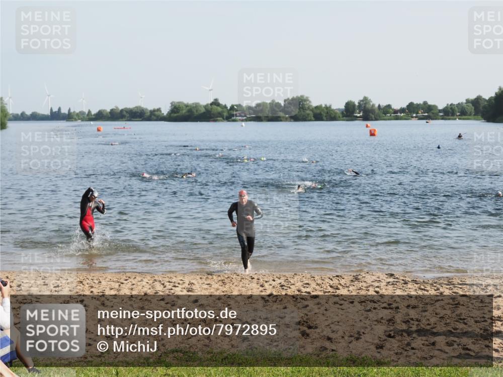 21.06.2025 - 27. Vierlanden-Triathlon MichiJ http://msf.ph/oto/7972895 15.06.2026 08:35:07 Schwimmen 12, 43, 54, 64, 159 meine-sportfotos.de