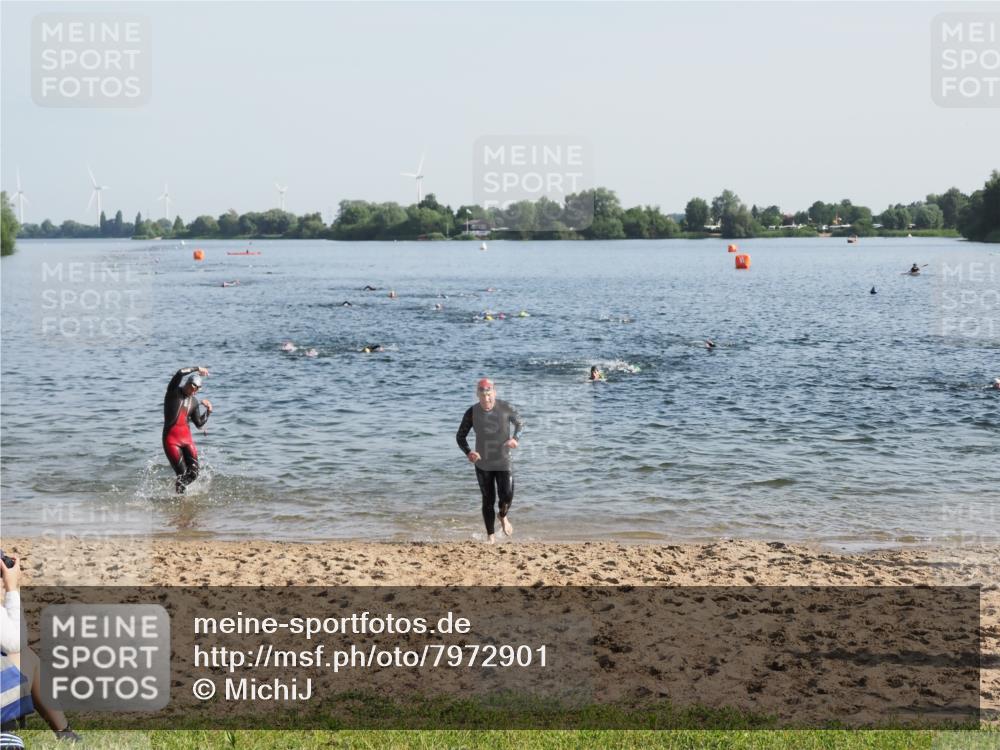 21.06.2025 - 27. Vierlanden-Triathlon MichiJ http://msf.ph/oto/7972901 15.06.2026 08:35:07 Schwimmen 12, 43, 54, 64, 159 meine-sportfotos.de