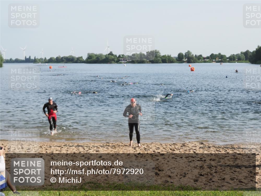 21.06.2025 - 27. Vierlanden-Triathlon MichiJ http://msf.ph/oto/7972920 15.06.2026 08:35:08 Schwimmen 12, 43, 54, 64 meine-sportfotos.de
