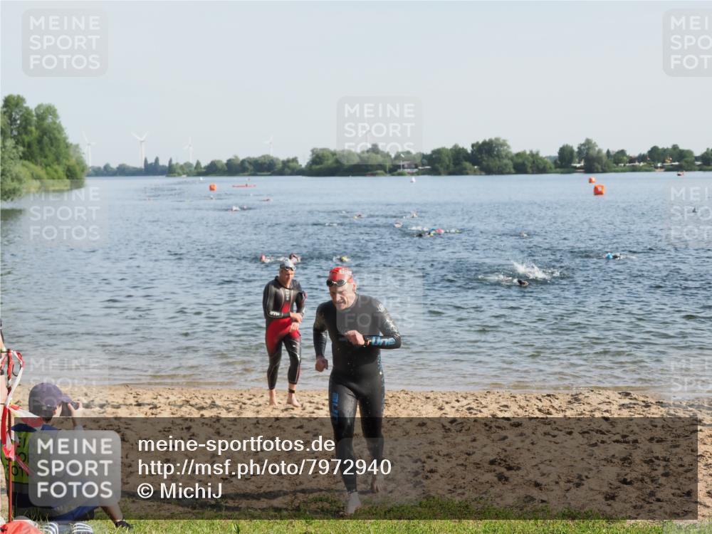 21.06.2025 - 27. Vierlanden-Triathlon MichiJ http://msf.ph/oto/7972940 15.06.2026 08:35:11 Schwimmen 12, 54, 64 meine-sportfotos.de