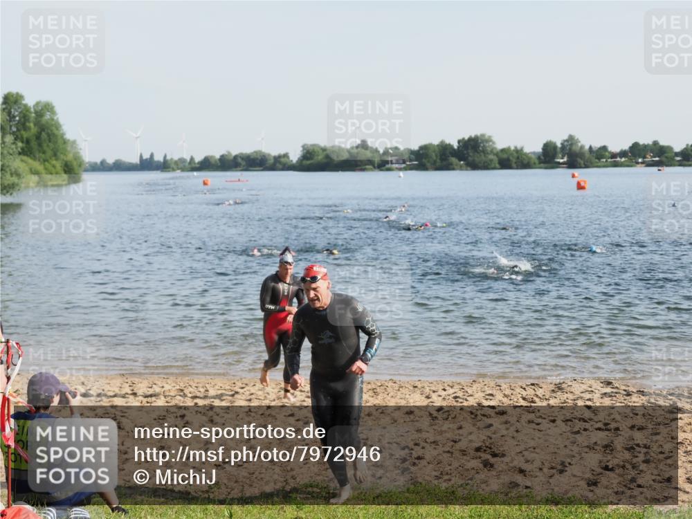 21.06.2025 - 27. Vierlanden-Triathlon MichiJ http://msf.ph/oto/7972946 15.06.2026 08:35:11 Schwimmen 12, 54, 64 meine-sportfotos.de