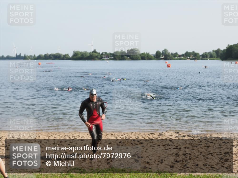 21.06.2025 - 27. Vierlanden-Triathlon MichiJ http://msf.ph/oto/7972976 15.06.2026 08:35:12 Schwimmen 12, 54, 64 meine-sportfotos.de