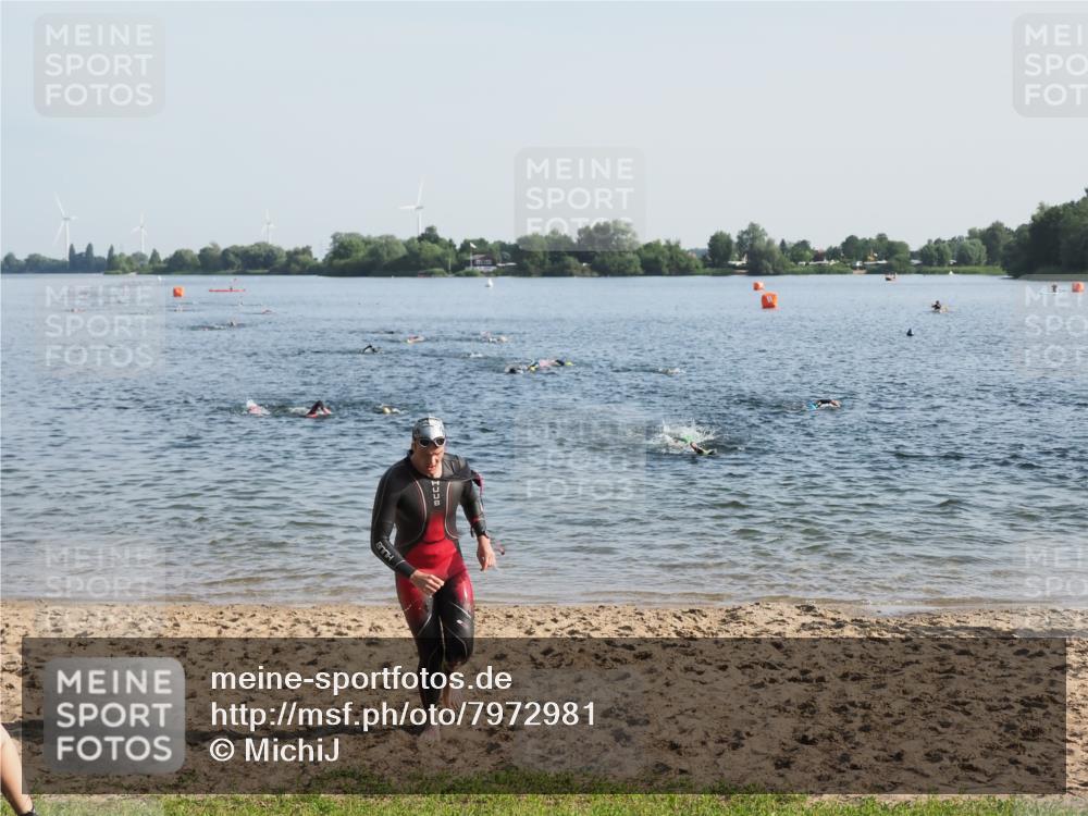 21.06.2025 - 27. Vierlanden-Triathlon MichiJ http://msf.ph/oto/7972981 15.06.2026 08:35:13 Schwimmen 12, 54, 64 meine-sportfotos.de