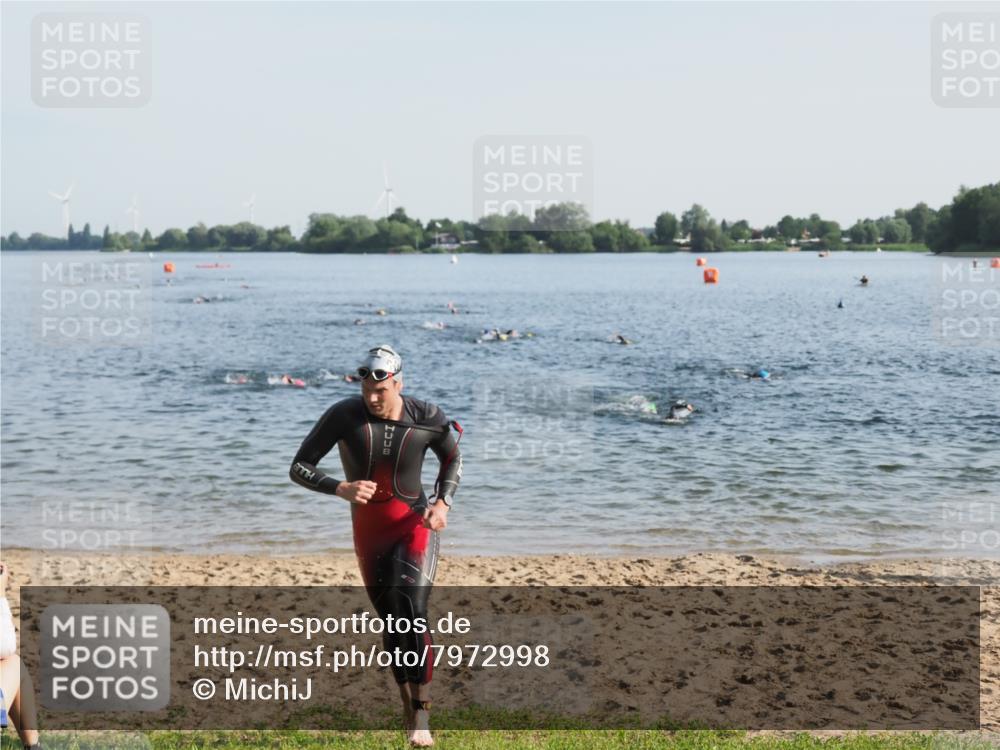 21.06.2025 - 27. Vierlanden-Triathlon MichiJ http://msf.ph/oto/7972998 15.06.2026 08:35:13 Schwimmen 12, 54, 64 meine-sportfotos.de