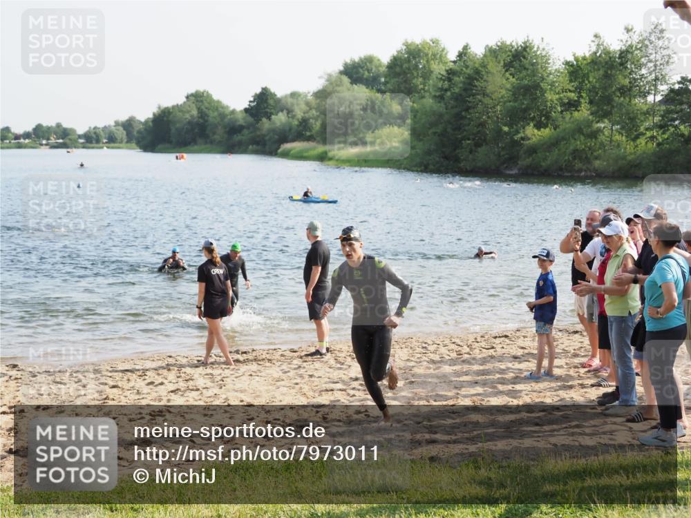 21.06.2025 - 27. Vierlanden-Triathlon MichiJ http://msf.ph/oto/7973011 15.06.2026 08:35:29 Schwimmen 6, 21, 47, 158 meine-sportfotos.de