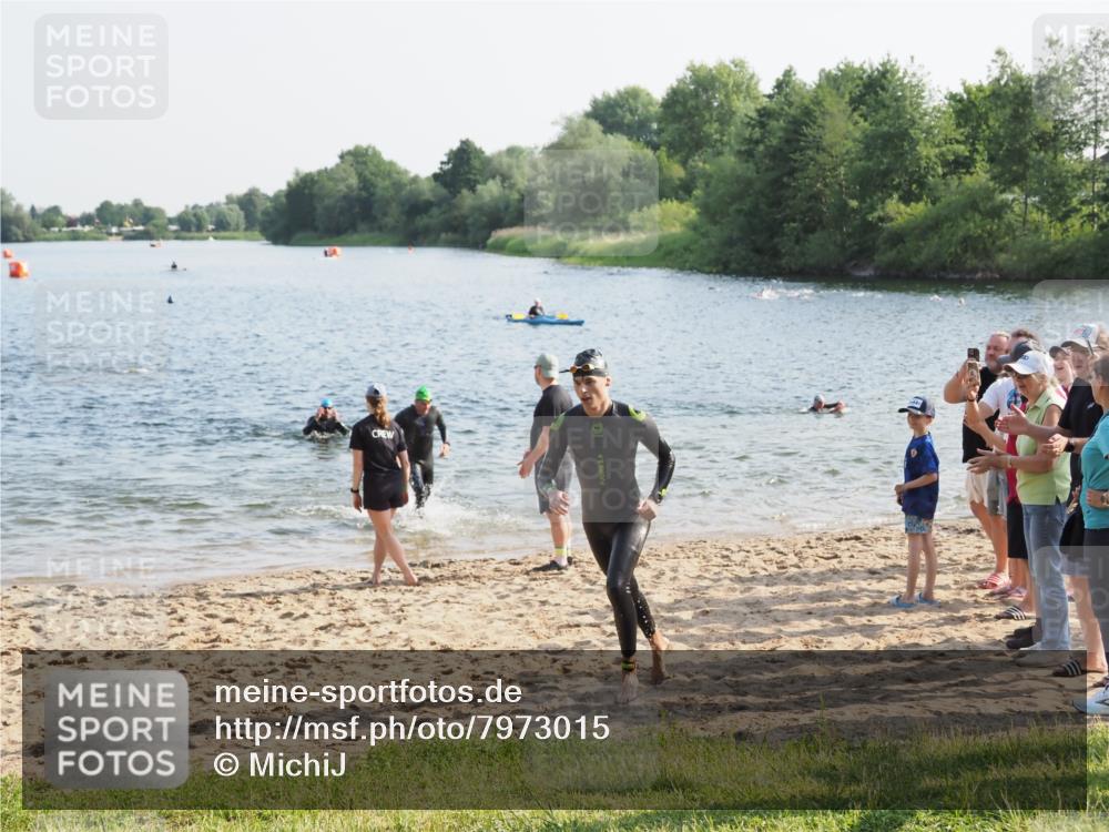 21.06.2025 - 27. Vierlanden-Triathlon MichiJ http://msf.ph/oto/7973015 15.06.2026 08:35:29 Schwimmen 6, 21, 47, 158 meine-sportfotos.de
