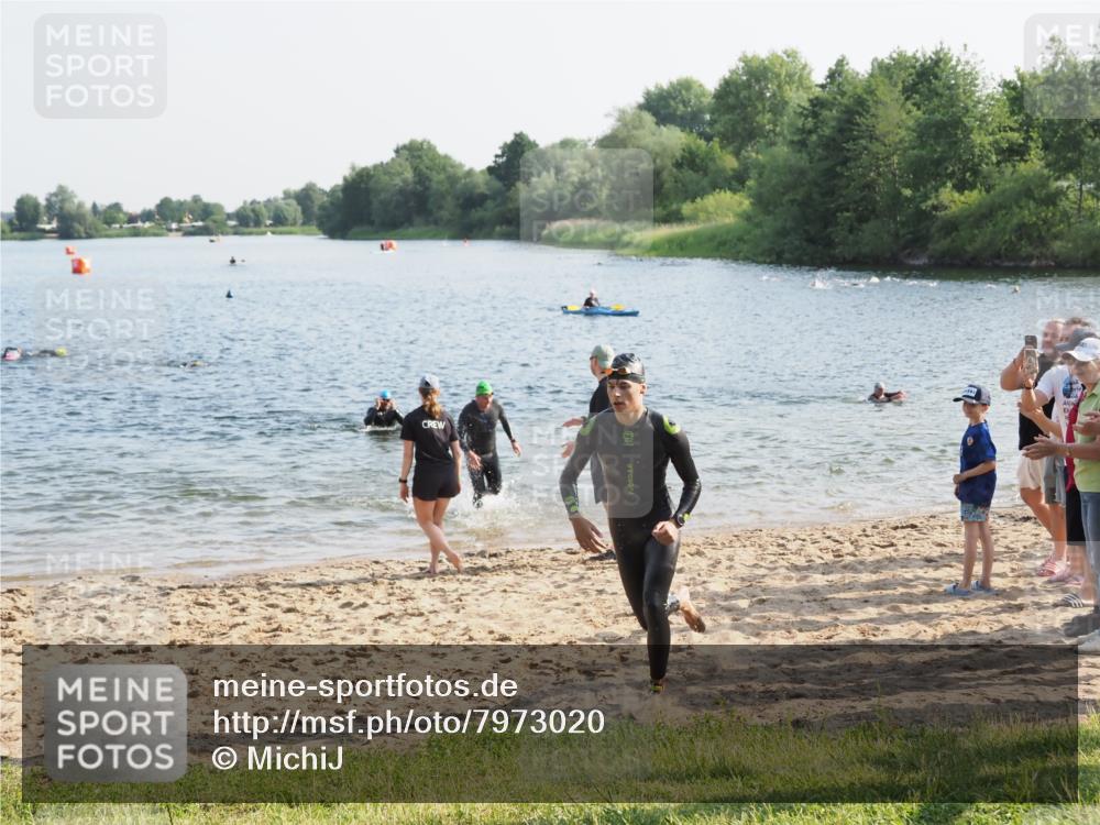 21.06.2025 - 27. Vierlanden-Triathlon MichiJ http://msf.ph/oto/7973020 15.06.2026 08:35:29 Schwimmen 6, 21, 47, 158 meine-sportfotos.de