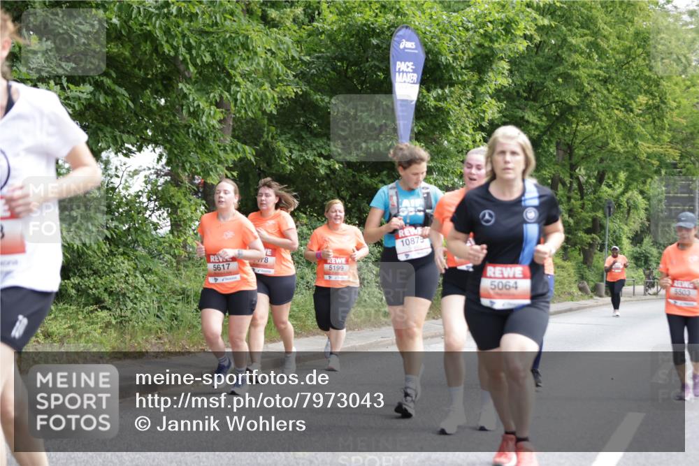 15.06.2025 - REWE Women's Run Jannik Wohlers http://msf.ph/oto/7973043 15.06.2025 10:07:43 Laufen 5617, 78, 5199, 10875, 5064, 5503 meine-sportfotos.de