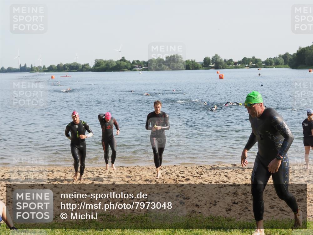 21.06.2025 - 27. Vierlanden-Triathlon MichiJ http://msf.ph/oto/7973048 15.06.2026 08:35:35 Schwimmen 6, 21, 47, 75, 85, 158 meine-sportfotos.de
