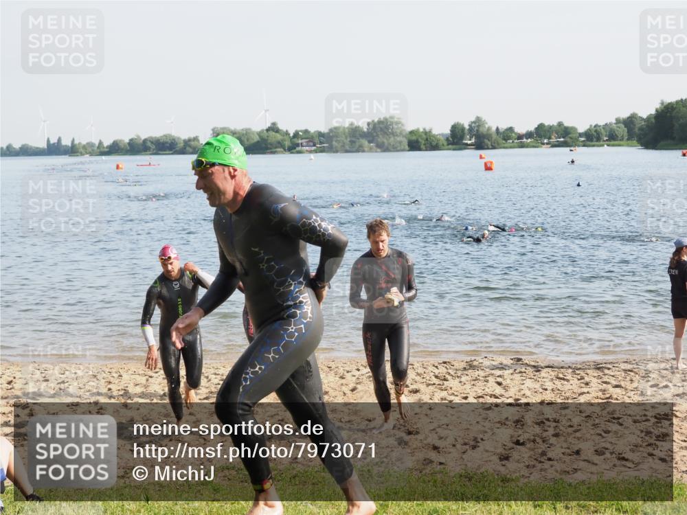 21.06.2025 - 27. Vierlanden-Triathlon MichiJ http://msf.ph/oto/7973071 15.06.2026 08:35:36 Schwimmen 6, 21, 47, 75, 85, 158 meine-sportfotos.de