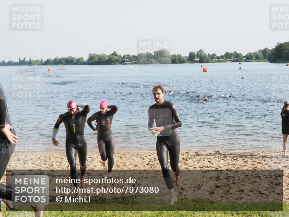 21.06.2025 - 27. Vierlanden-Triathlon MichiJ http://msf.ph/oto/7973080 15.06.2026 08:35:37 Schwimmen 6, 21, 75, 85, 158 meine-sportfotos.de