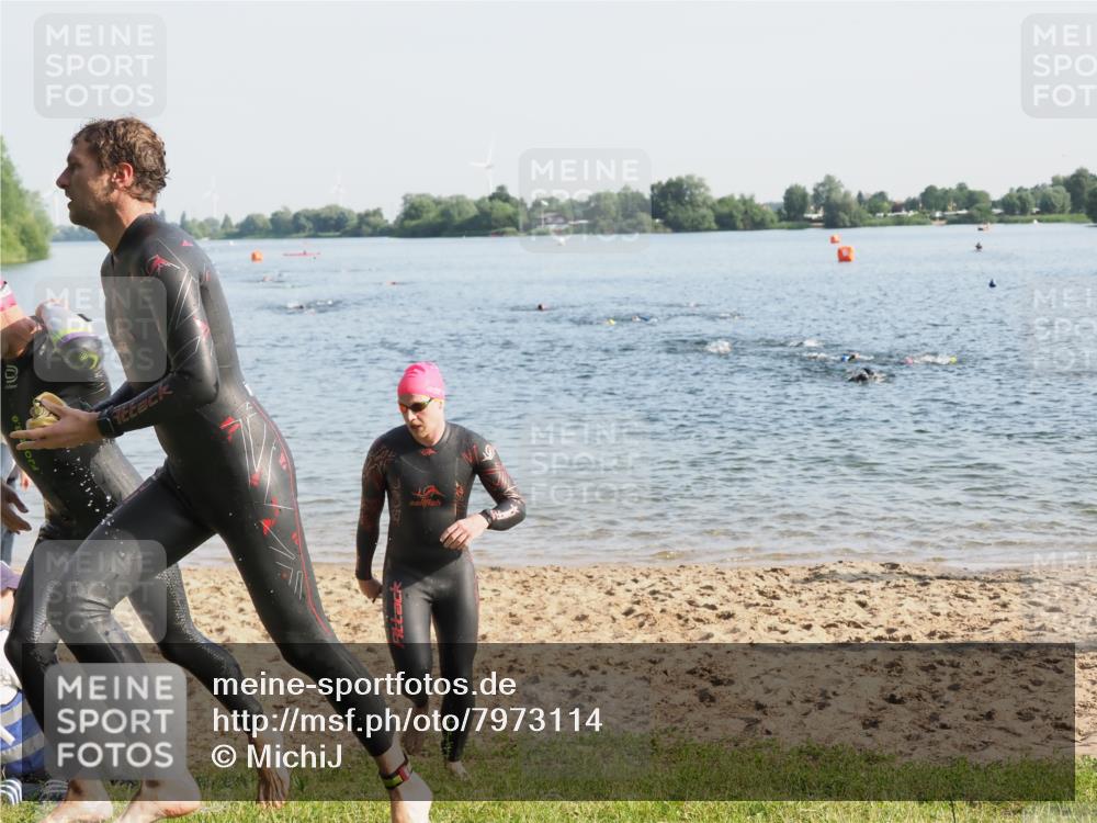 21.06.2025 - 27. Vierlanden-Triathlon MichiJ http://msf.ph/oto/7973114 15.06.2026 08:35:38 Schwimmen 6, 21, 75, 85, 158 meine-sportfotos.de