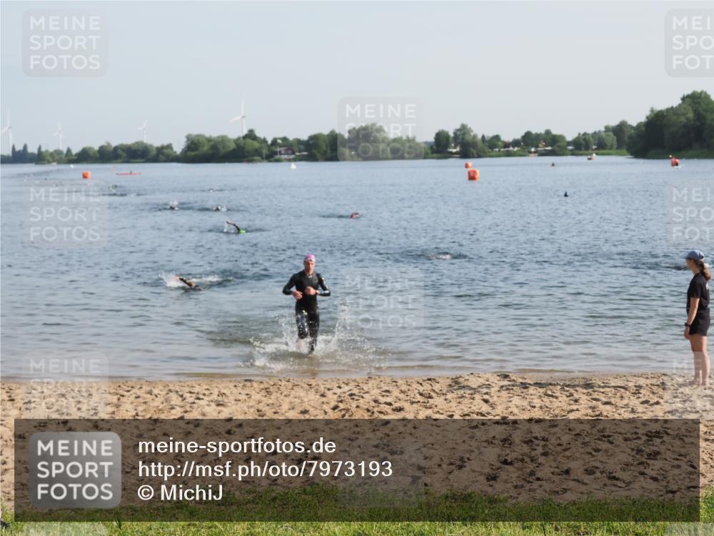 21.06.2025 - 27. Vierlanden-Triathlon MichiJ http://msf.ph/oto/7973193 15.06.2026 08:36:36 Schwimmen 83 meine-sportfotos.de