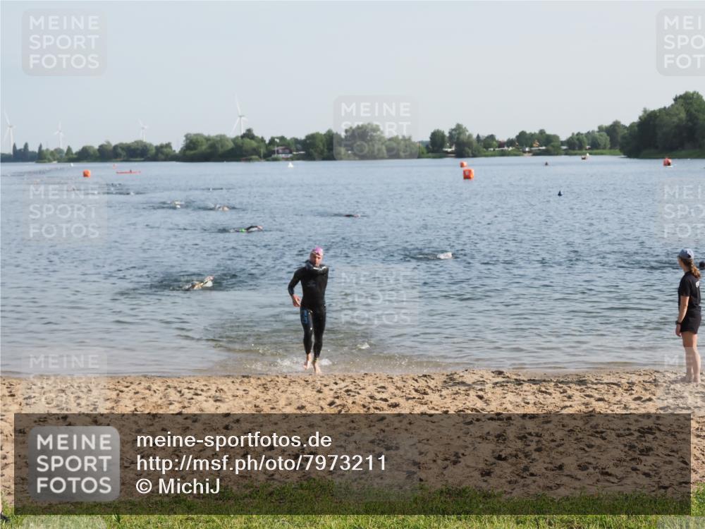 21.06.2025 - 27. Vierlanden-Triathlon MichiJ http://msf.ph/oto/7973211 15.06.2026 08:36:36 Schwimmen 83 meine-sportfotos.de