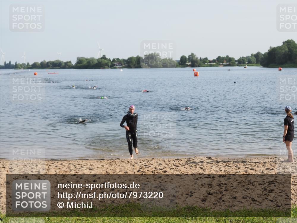 21.06.2025 - 27. Vierlanden-Triathlon MichiJ http://msf.ph/oto/7973220 15.06.2026 08:36:37 Schwimmen 83 meine-sportfotos.de