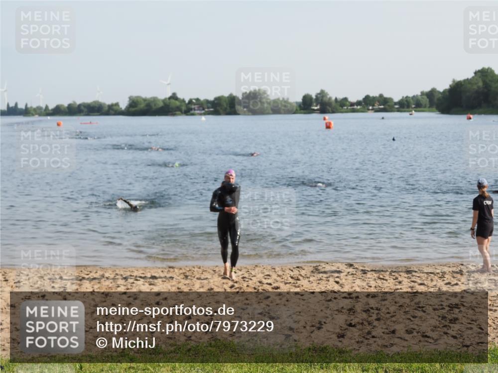 21.06.2025 - 27. Vierlanden-Triathlon MichiJ http://msf.ph/oto/7973229 15.06.2026 08:36:38 Schwimmen 83 meine-sportfotos.de