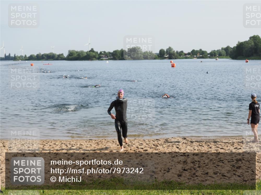 21.06.2025 - 27. Vierlanden-Triathlon MichiJ http://msf.ph/oto/7973242 15.06.2026 08:36:38 Schwimmen 83 meine-sportfotos.de