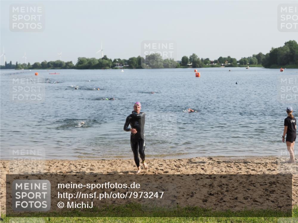 21.06.2025 - 27. Vierlanden-Triathlon MichiJ http://msf.ph/oto/7973247 15.06.2026 08:36:38 Schwimmen 83 meine-sportfotos.de