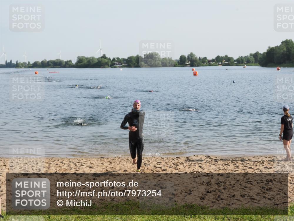 21.06.2025 - 27. Vierlanden-Triathlon MichiJ http://msf.ph/oto/7973254 15.06.2026 08:36:39 Schwimmen 83 meine-sportfotos.de