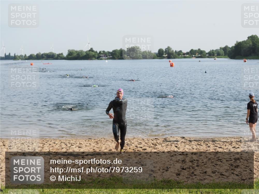 21.06.2025 - 27. Vierlanden-Triathlon MichiJ http://msf.ph/oto/7973259 15.06.2026 08:36:39 Schwimmen 83 meine-sportfotos.de