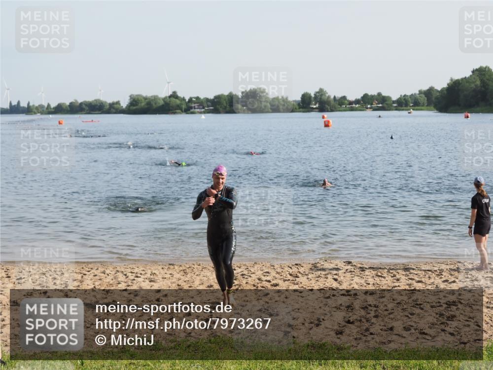 21.06.2025 - 27. Vierlanden-Triathlon MichiJ http://msf.ph/oto/7973267 15.06.2026 08:36:39 Schwimmen 83 meine-sportfotos.de