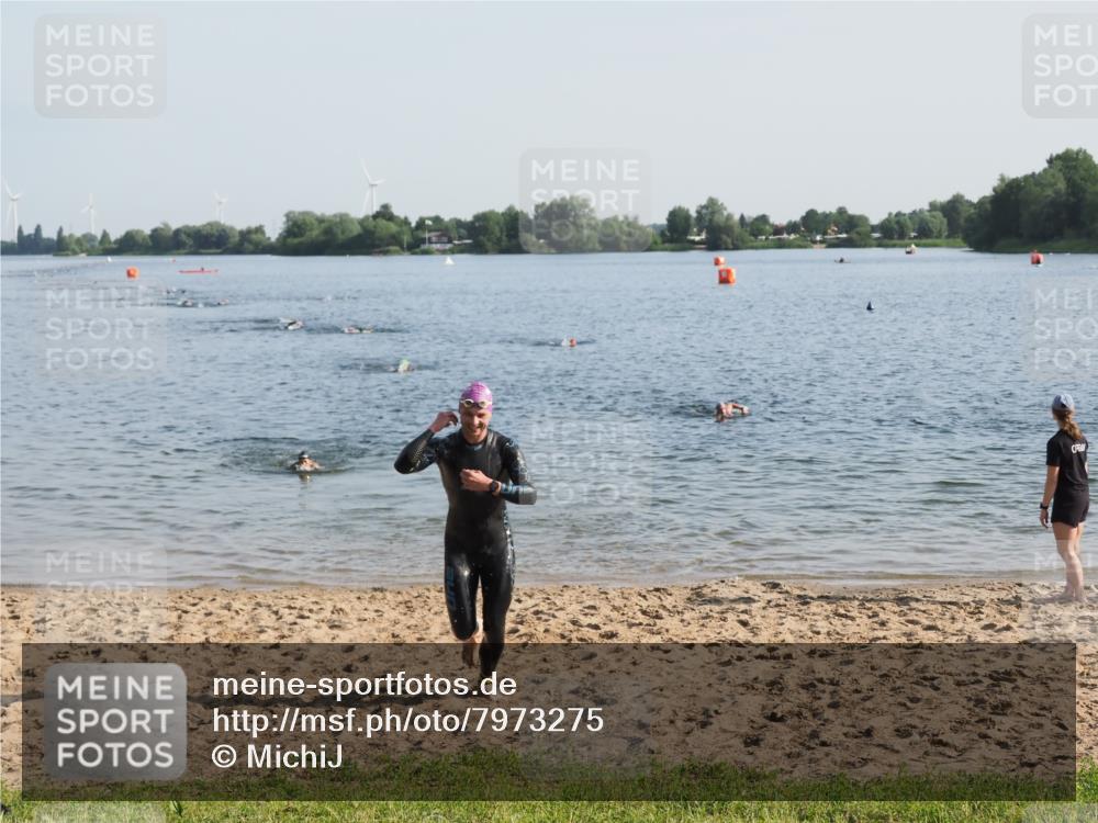 21.06.2025 - 27. Vierlanden-Triathlon MichiJ http://msf.ph/oto/7973275 15.06.2026 08:36:39 Schwimmen 83 meine-sportfotos.de